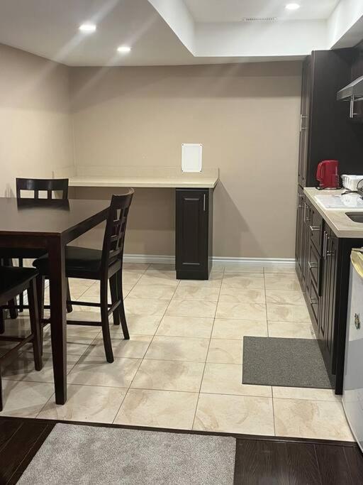 Bernie'S Basement Apartment Milton Exterior photo